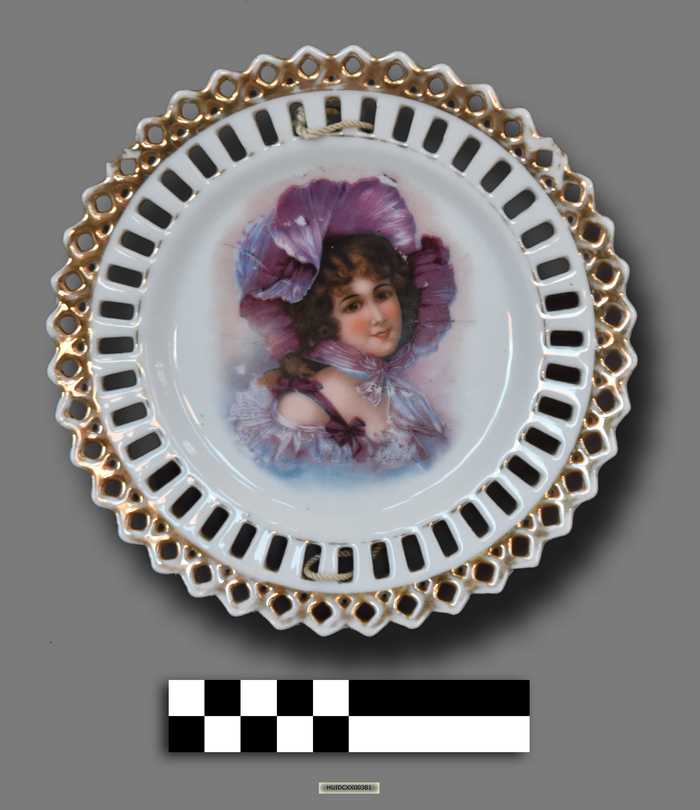 Klein bordje met vrouwenmotief en vergulde rand